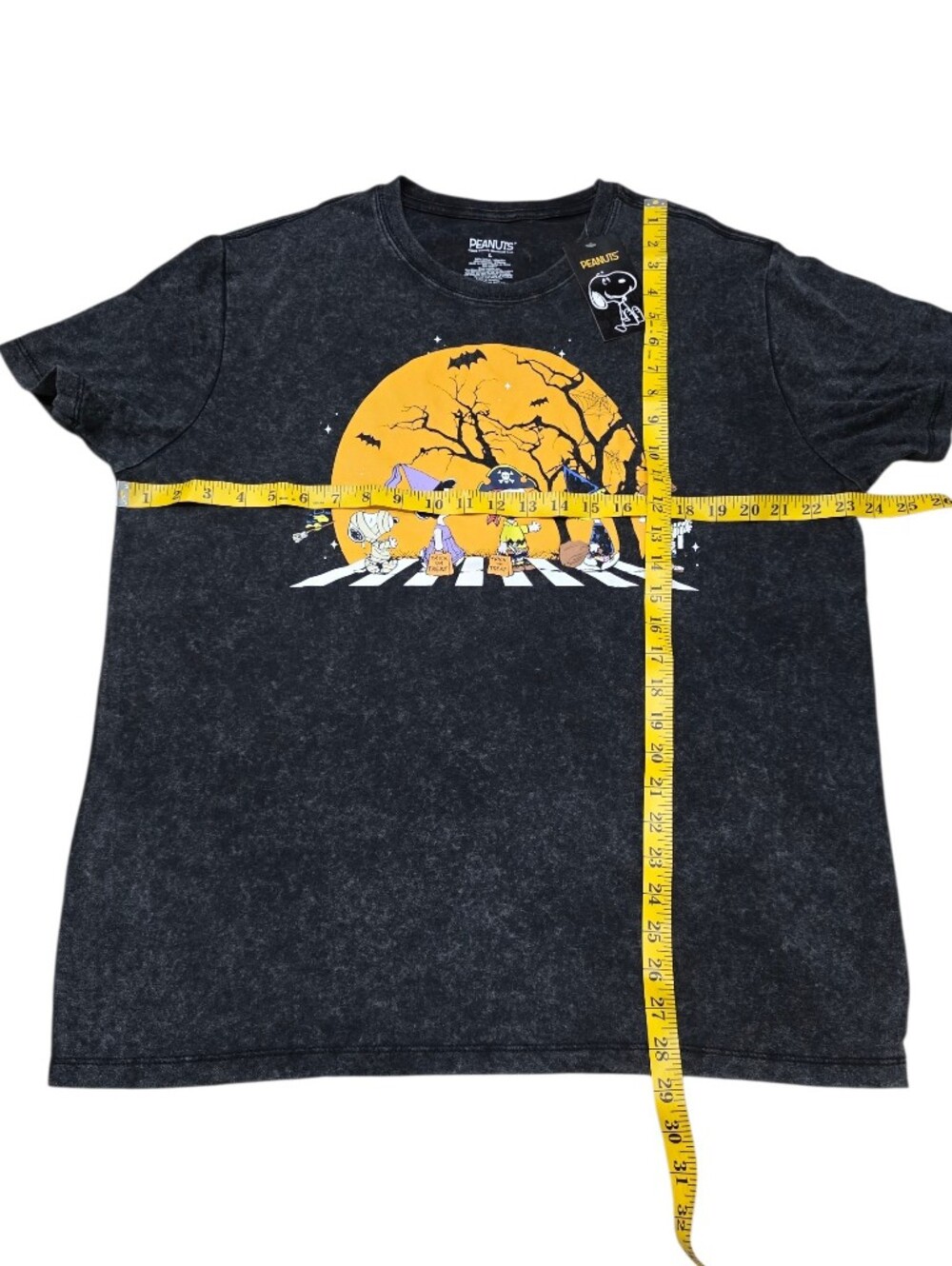 NWT Peanuts Snoopy Charlie Brown Halloween Graphic T-Shirt Black Size L - Picture 3 of 4